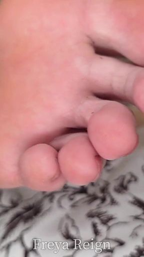 POV Foot Focused Cuck: Suck on My Long Toes While I Get Fucked