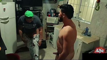 O ENGANADOR ENTROU COM SUA MANGUEIRA NO NOVINHO VIRGEM QUE SAIU COM O CU TODO ESFOLADO