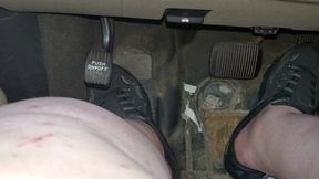 Pedal pushing toes out