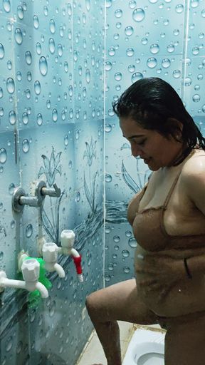 Desi Bhabhi Bathing