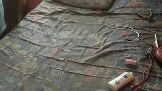 Onani, ridning – offentlig närbildklipp av amatör slav gay knullar sin egen röv