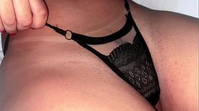 Gostosa exibindo sua buceta greluda