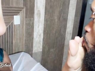 Esse safado e tarado por pés resolveu fazer uma festinha fodendo e chupando a buceta delas gozando nos pés delas (CLIP COMPLETONO RED)