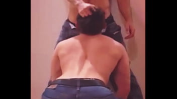 ME FOLLA EN EL VESTIDOR Y BA&Ntilde_OS DEL GYM cruising con el hetero curioso del gimnasio
