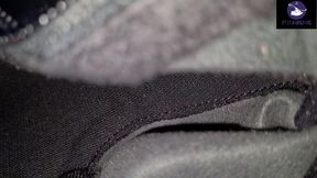 donnes tout ton sperme pour mes bottes de luxe... ce joi est fait pour ...