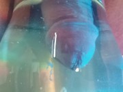 Me orino y me corro dentro de un vaso de cristal con agua