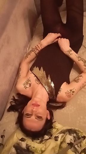 Rainbowdracat sucks herself and cums