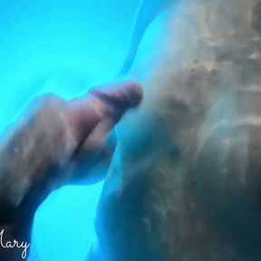 SEX IN POOL ON HOLIDAY - HUGE UNDERWATER CUMSHOT