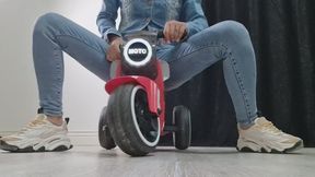 BIG BOOTY JEANS MOTORBIKE RIDE – LOUD FARTING.