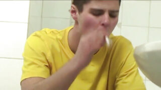 生アナルファックの前にお互いをフェラする男たちのアマチュア自家製ビデオ