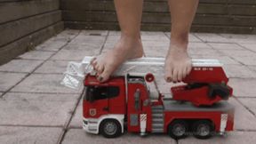 Sneaker-Girl Akira - Big Fire Toy Truck Crush