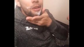 Com esse gay entrou no banheiro e ficou mamando gostoso esses machos safados.
