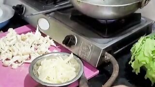 Kitchen Mein khana Banaa Rahi Bahan ko Bhai ne Chod Diya