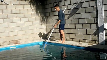 EL PIBE QUE VINO A LIMPIAR LA PILETA ME PEGO FLOR DE COGIDA EN LA COCINA Y EN EL BORDE DE LA PILETA