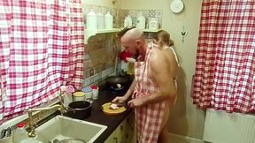 Мачеха соблазняет меня пока я готовлю ужин