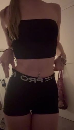 OnlyFans babe showcases her big tits