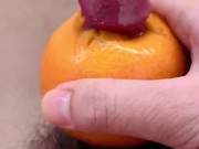 日本人の男の子はオレンジでマスターベーションし、たくさんの精液を射精します