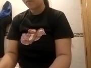 lavando sus bolas chinas. Juguetes sexuales para correrse