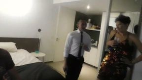 los amigos de mi marido me cojen primero me meten una verga de 35 x14 luego una botella de toda adentro del culo y toman directo del culo para festejar