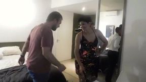 los amigos de mi marido me cojen primero me meten una verga de 35 x14 luego una botella de toda adentro del culo y toman directo del culo para festejar