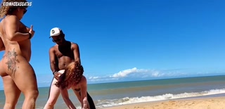 Here there is no frills while one films the other falls on the thick dick Teamwork Eliane Furaca