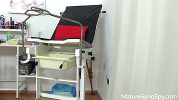 Mature blonde housewife gets inspected by ginecologist
