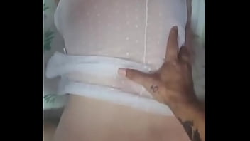 la amiga de mi novia se sent&oacute_ en mi regazo su co&ntilde_o estaba caliente