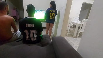 Apostou a mulher com o melhor amigo no jogo de futebol e perdeu ent&atilde_o o amigo acabou fodendo a esposa safada