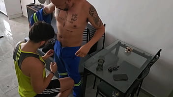 TECNICO DA INTERNET VEIO FAZER UM REPARO E CAI DE BOCA NA ROLA DELE E AINDA GANHEI LEITE NO CUZINHO.