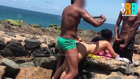 realizador baiano fudendo putinha casada na praia e corninho assistindo por video chamada ,flagrados por um estranho que chegou e participou ! hotwife transando com negao dotado na praia