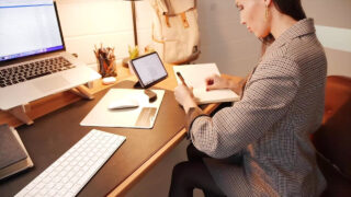 Büyük kalçalı esmer MILF Lilu Moon, dar deliği meniyle dolup taşana kadar anal yoldan sertçe becerildi.