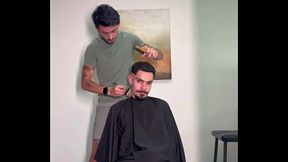 Esse barbeiro n&atilde_o s&oacute_ cortou bem como gozou gostoso