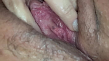 Buceta melada e peluda bem de pertinho