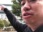東京湾岸警察署の近くを散歩する男