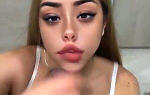 Linda rubia recibe semen en sus enormes tetas - milf tetona amateur hace una deliciosa paja y