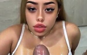 Linda rubia recibe semen en sus enormes tetas - milf tetona amateur hace una deliciosa paja y