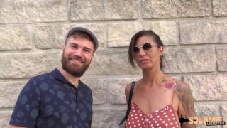 男がブルネット美女の引き締まったお尻を激しく突きまくる