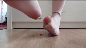 Nylon feet have fun with fruit gum ** crushing **