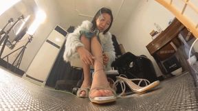 VR360 LINGLING's high-heeled sandals battle dwarfs