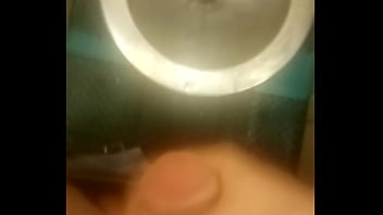 Замучал утренний стояк и решил вздрочнуть в туалете поезда