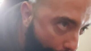 Amateurhafte Typen mit riesigen Schwänzen geben Blowjobs und spritzen in den Mund, bevor sie den Arsch ficken.