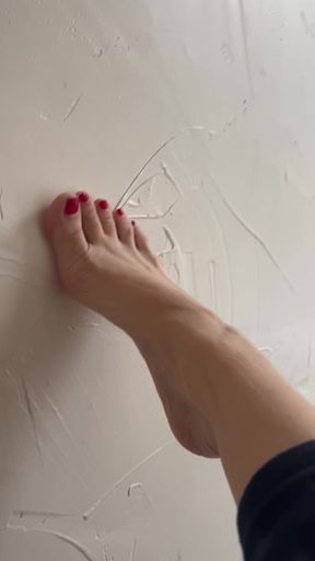 Amateur babe shows off her feet and toes in homemade solo video