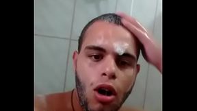 Maicon K&uuml_ster tomando banho pelado e sensualizando