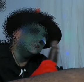 una bruja muy caliente chupando una gran polla y no le cabe en la boca