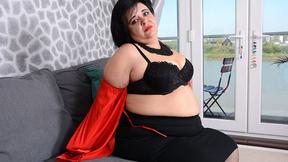 ”BBW Anna is squeezing those tits & sucking a dildo”