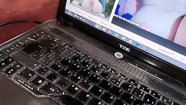 MI MADRASTRA LESBIANA COLEGIALA JOVENCITA SE MASTURBA VIENDO PORNO Y ME ENVÍA EL VIDEO POR 1000 PESOS, SEXO CASERO REAL AMATEUR.