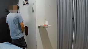 Visitante baixinho casado dotadinho e com uma bunda gostosa soltou muita porra no GloryHole!!!