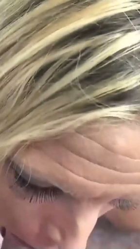 Reife MILF zieht sich fuer dich aus   Clip 2