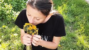Neighbor gifted me flowers, she returned with sweet oral&#x1F61C; love - Lesbian candys