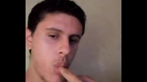 Gay chupando dedo heheh